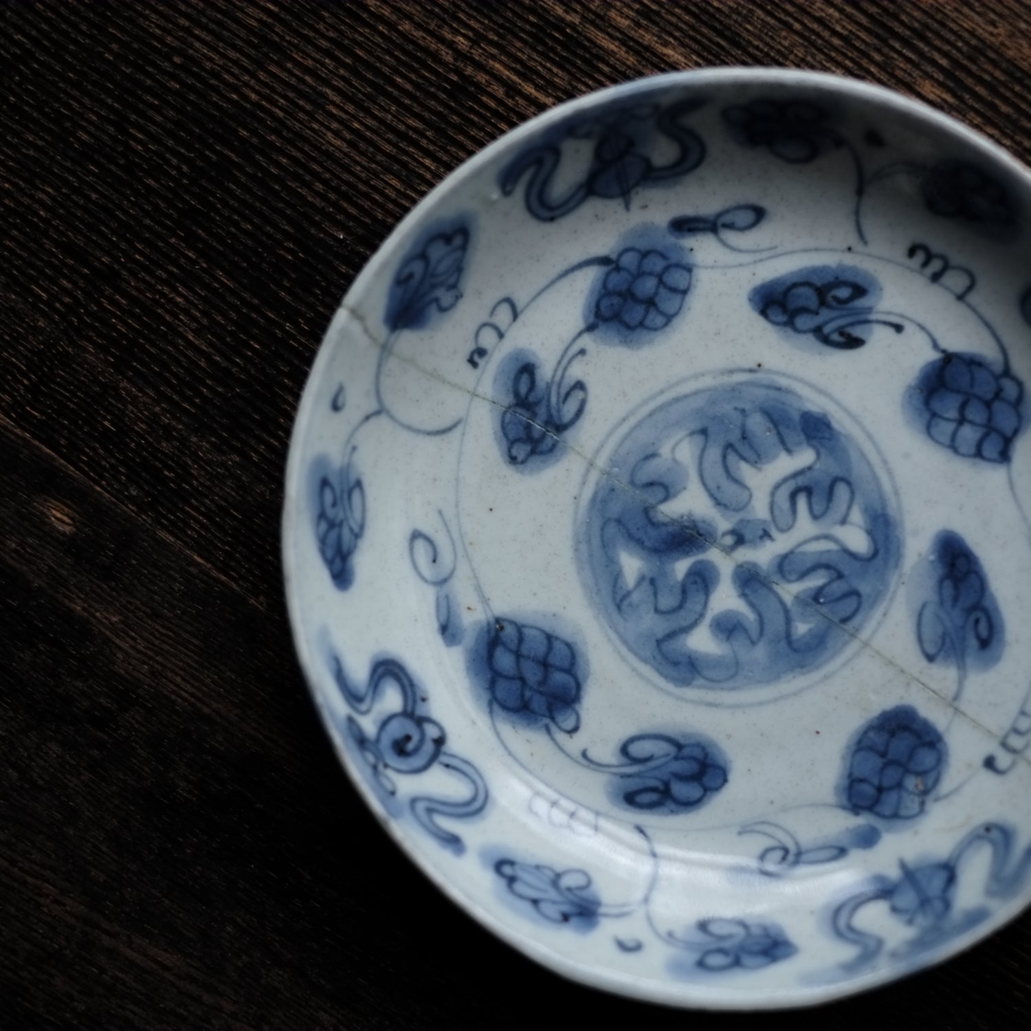 古染付 花唐草文 青花平皿(明朝末期) – 逢季荘