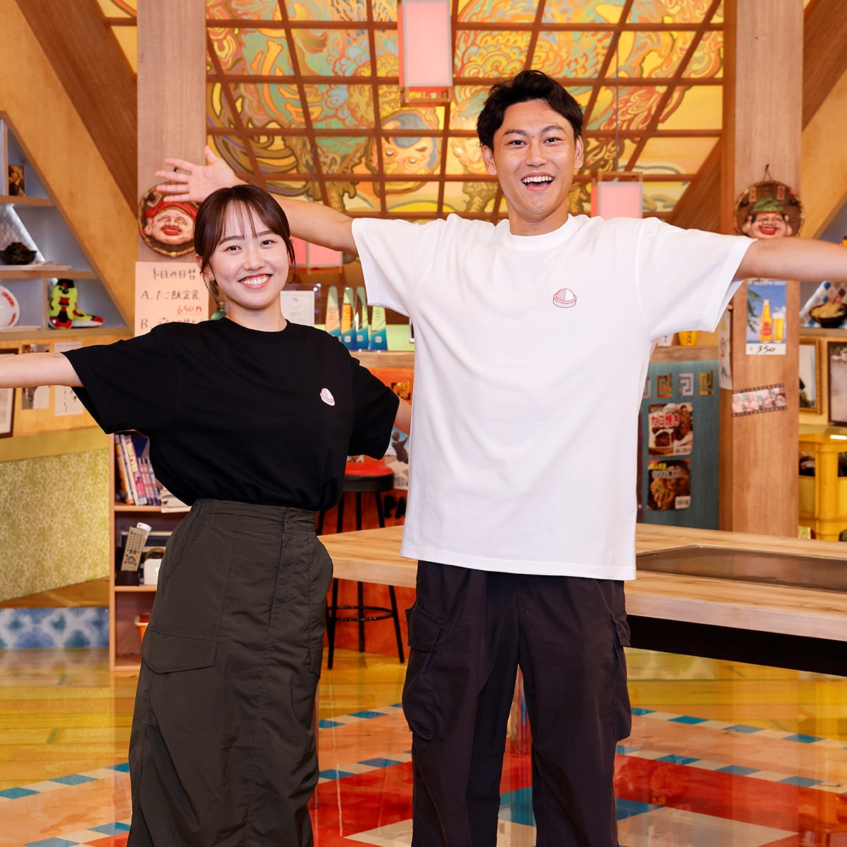 相席食堂ちょっと待てぃ!!ボタンTシャツ | ABCミッケ｜【公式】ABC