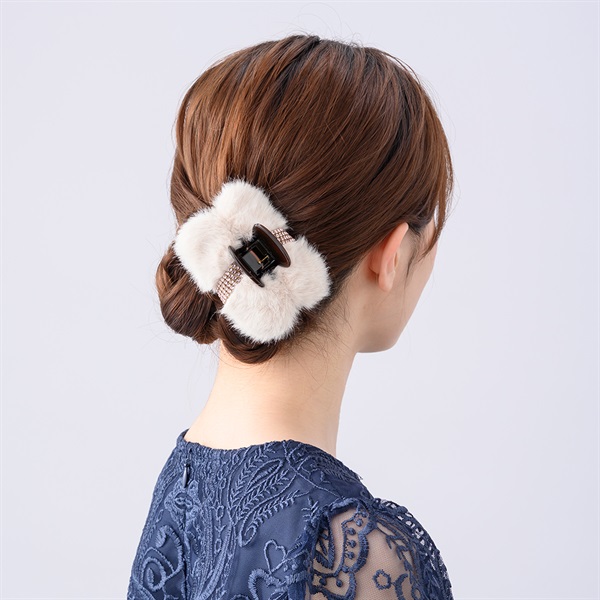 販路限定】クリスタルメッシュファー バンスクリップ(ベージュ