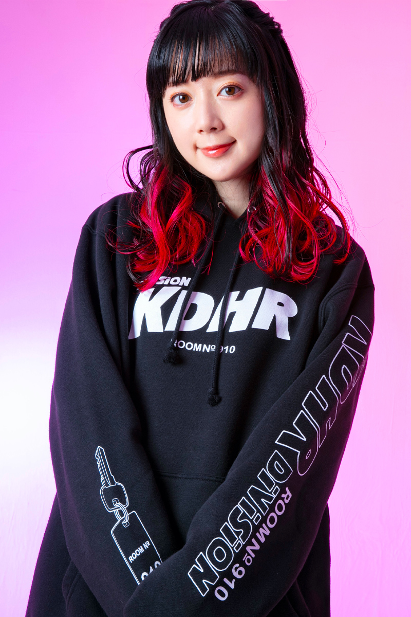 工藤晴香×激ロック×ゲキクロ×DI:VISIONコラボ 限定パーカー “ROOM910
