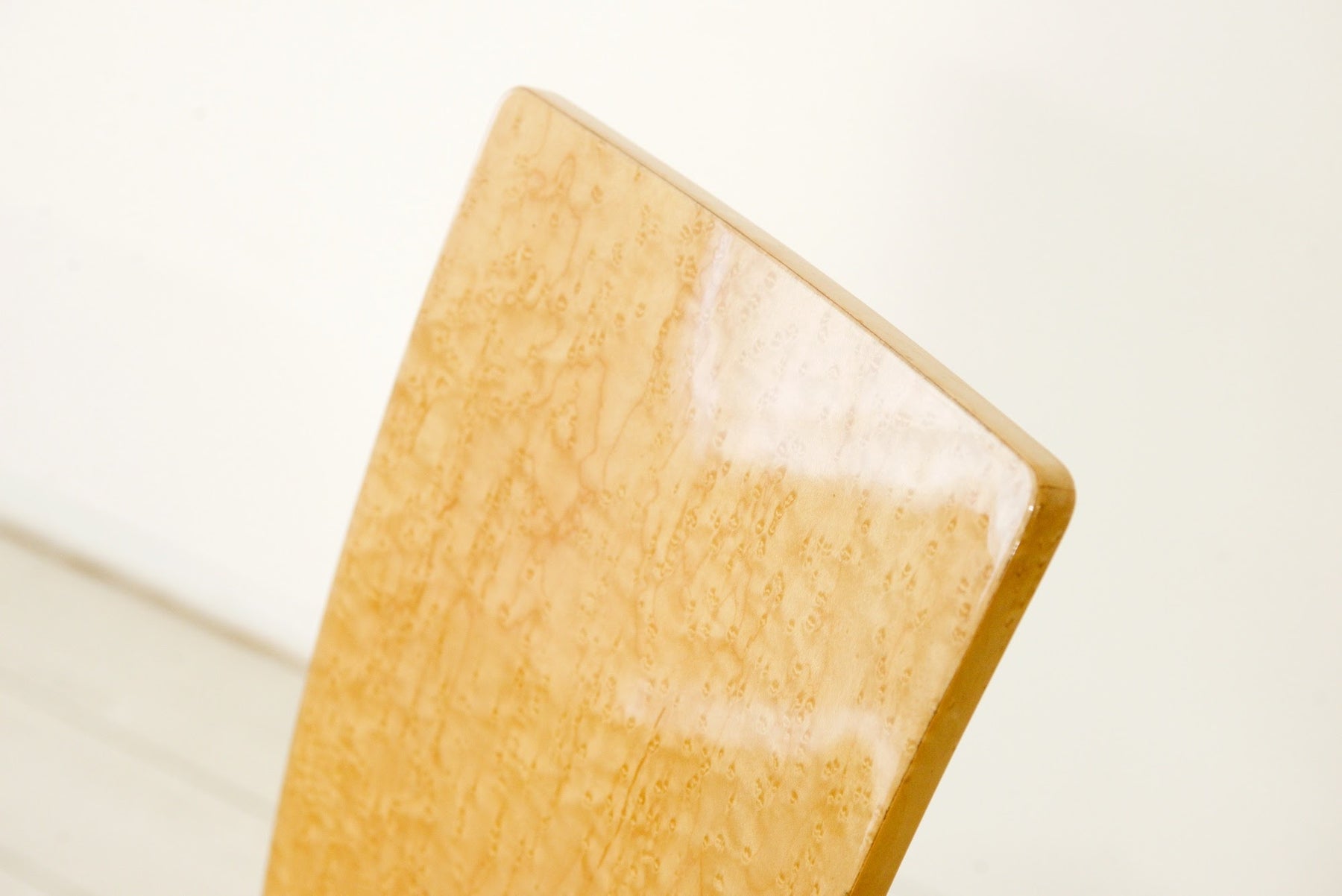 鏡面加工のバーズアイメープルのチェア〔ch043〕 – 府中家具の館