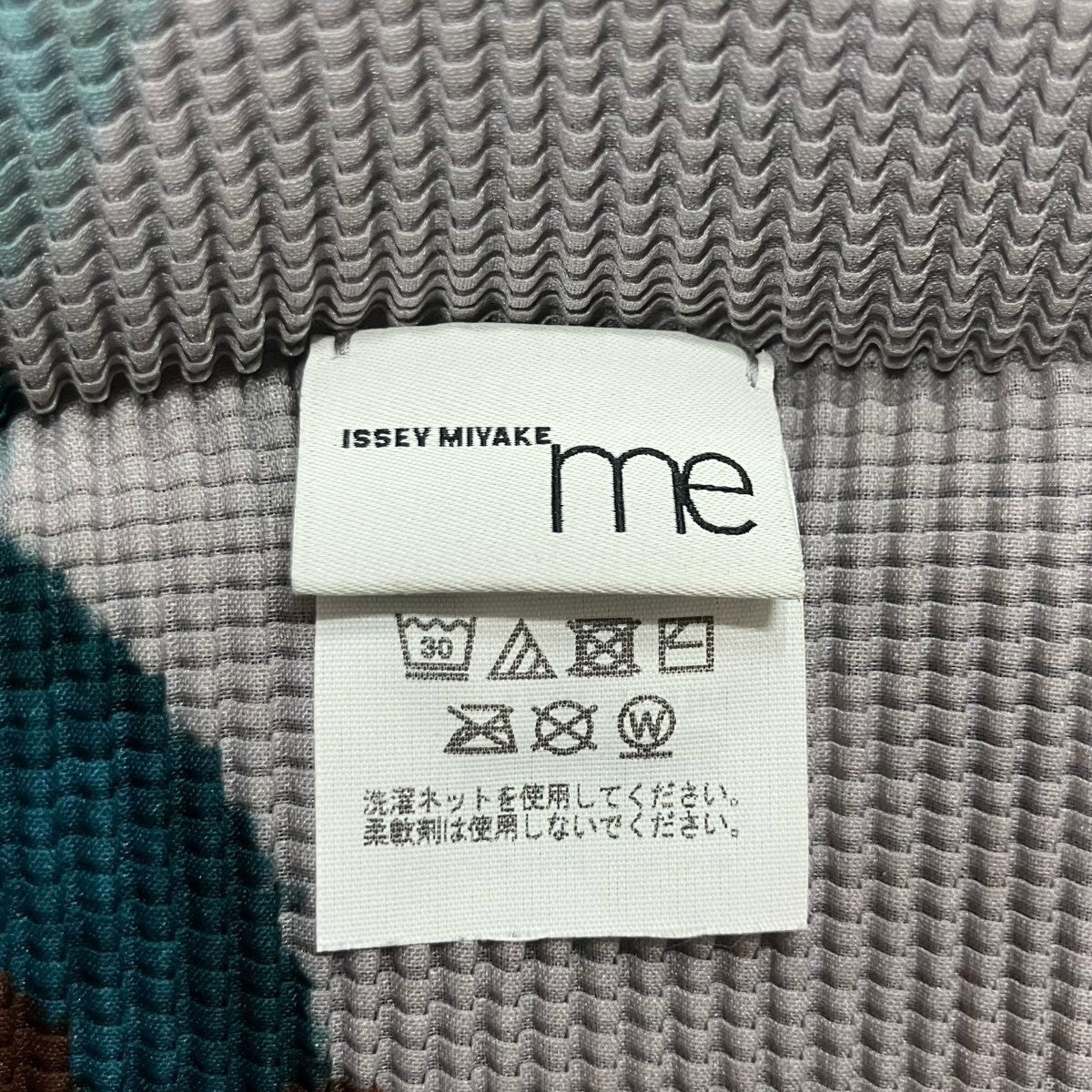 me ISSEY MIYAKE(ミーイッセイミヤケ) 総柄プリーツブラウス MI53FJ971