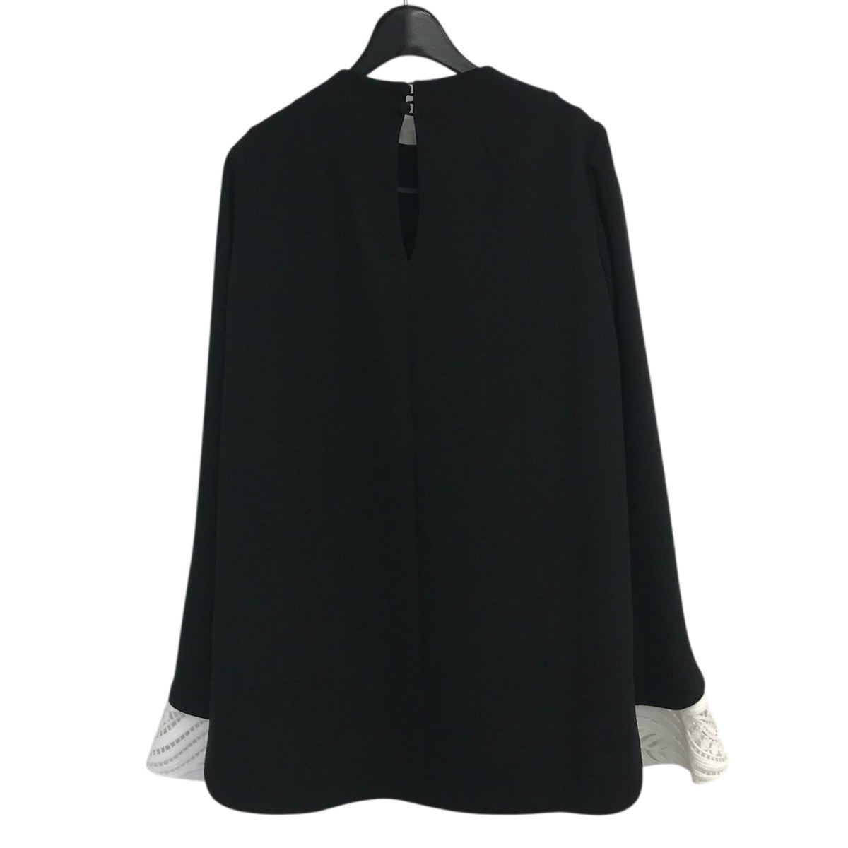 mame kurogouchi(マメクロゴウチ) 25SS「Embroidered Cuffs Top