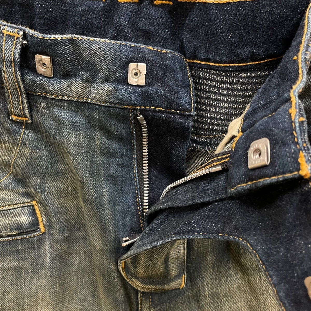 BALMAIN(バルマン) 蛇腹バイカーデニムパンツデニムパンツPOHT500C710
