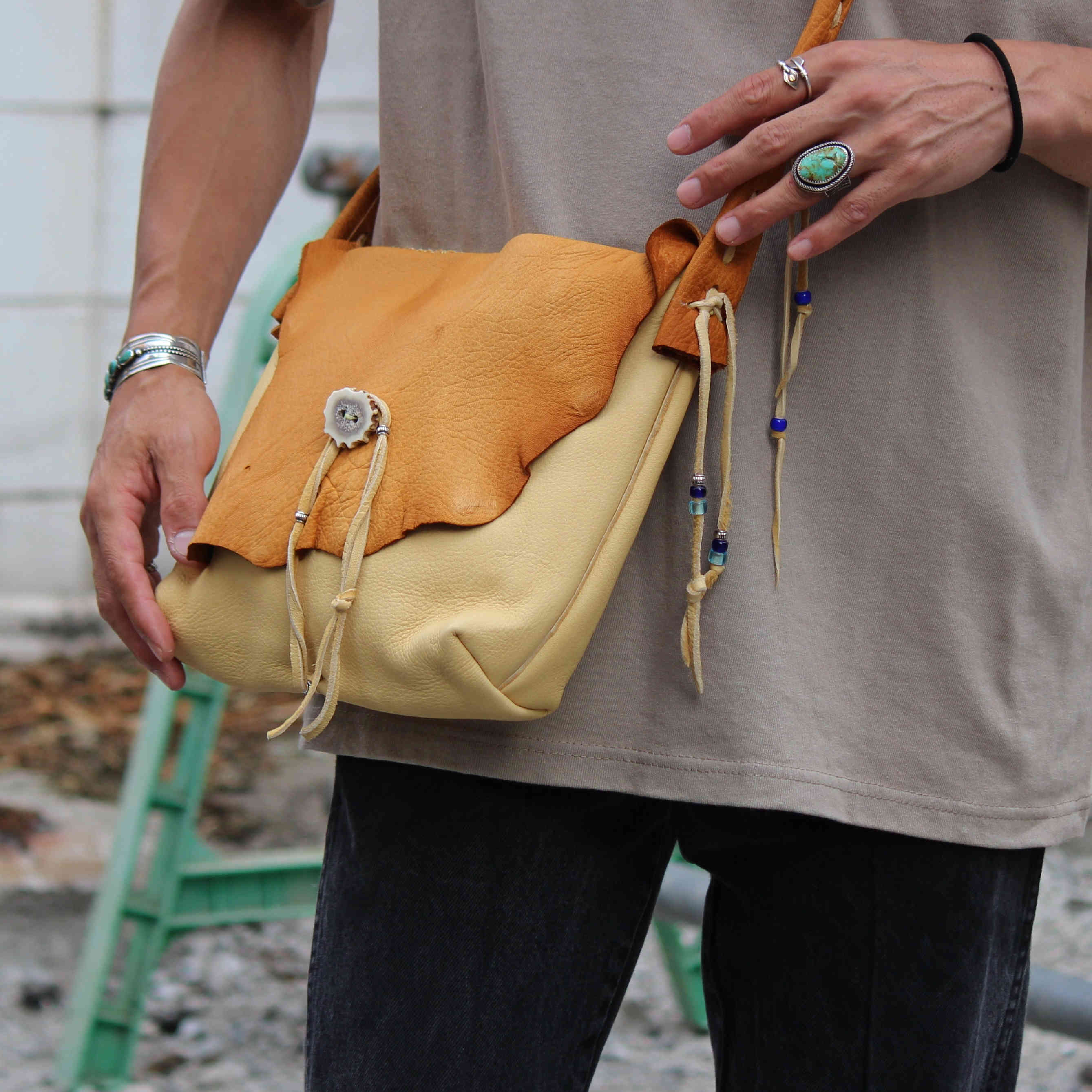 Nasngwam.×early morning / DEARSKIN MESSENGER BAG (CAMEL)
