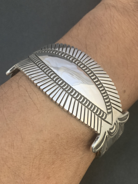 Navajo Thomas Curtis, Sr. = Vintage Stamped Bracelet サイズM