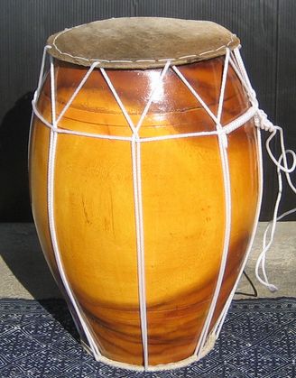 楽天市場】ガムランの両面太鼓≪クンダン≫＝大＝ (バチ付き