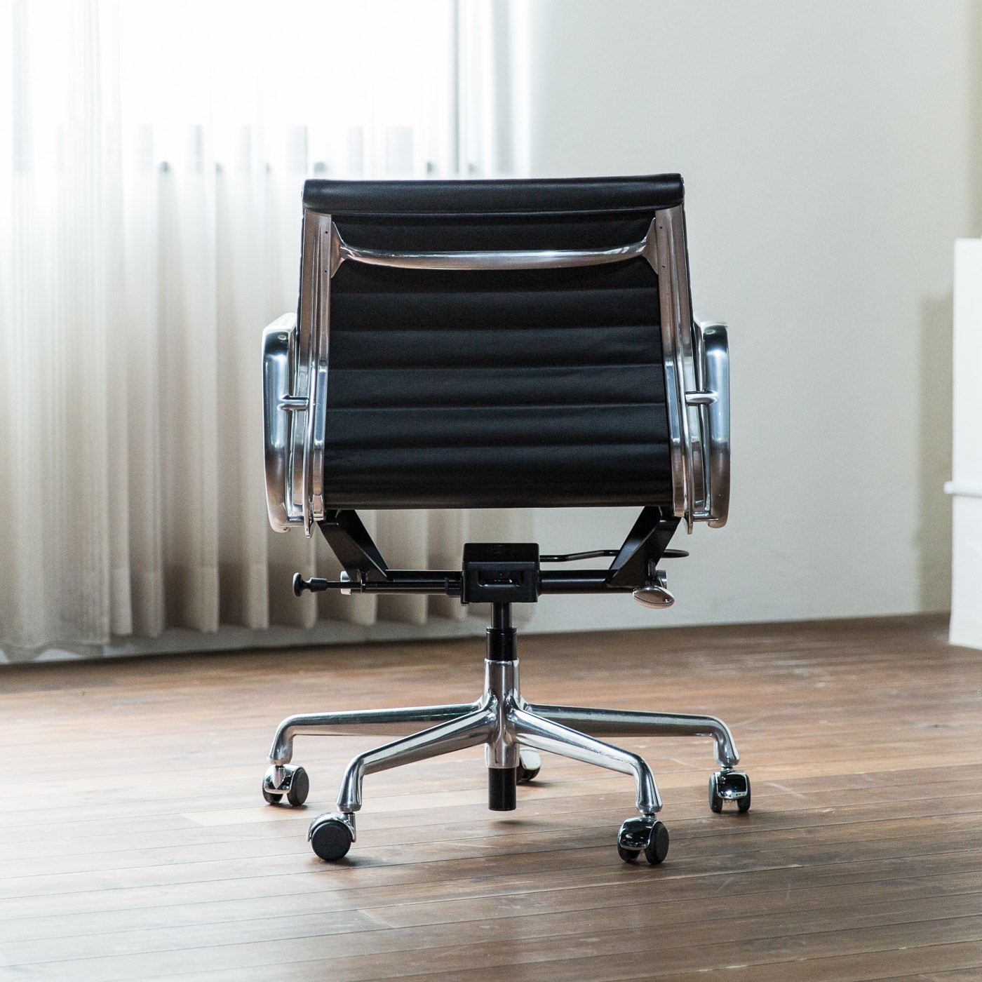 イームズ アルミナムグループ マネジメントチェア | ハーマンミラー