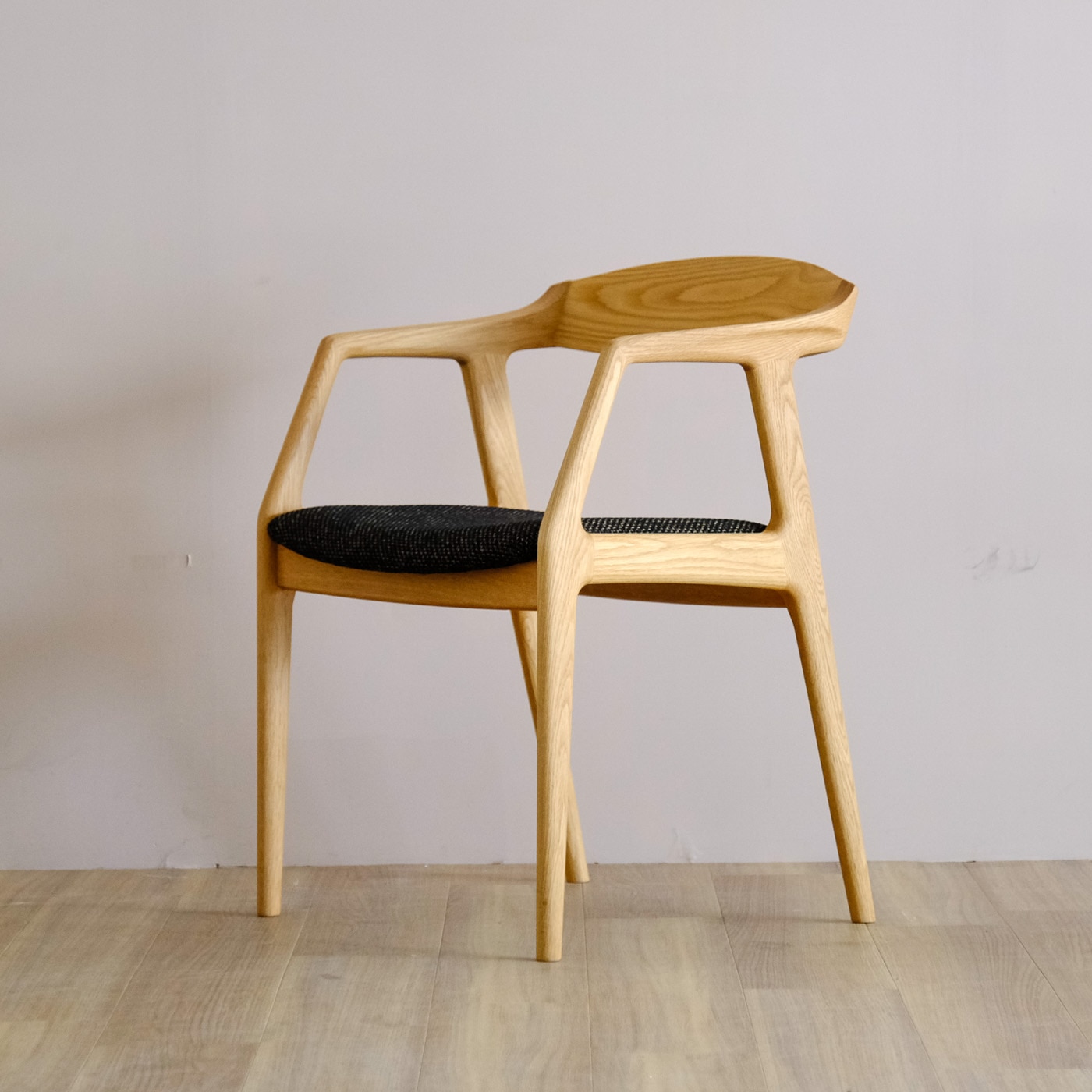 ユナ アームチェア (樹種ホワイトオーク 張地ランク合皮) | シキ