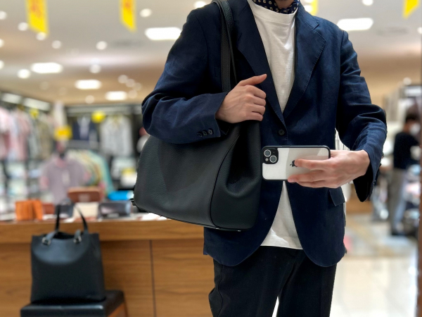 カジュアルと上品さのバランスが絶妙なフレンチカーフのバッグ