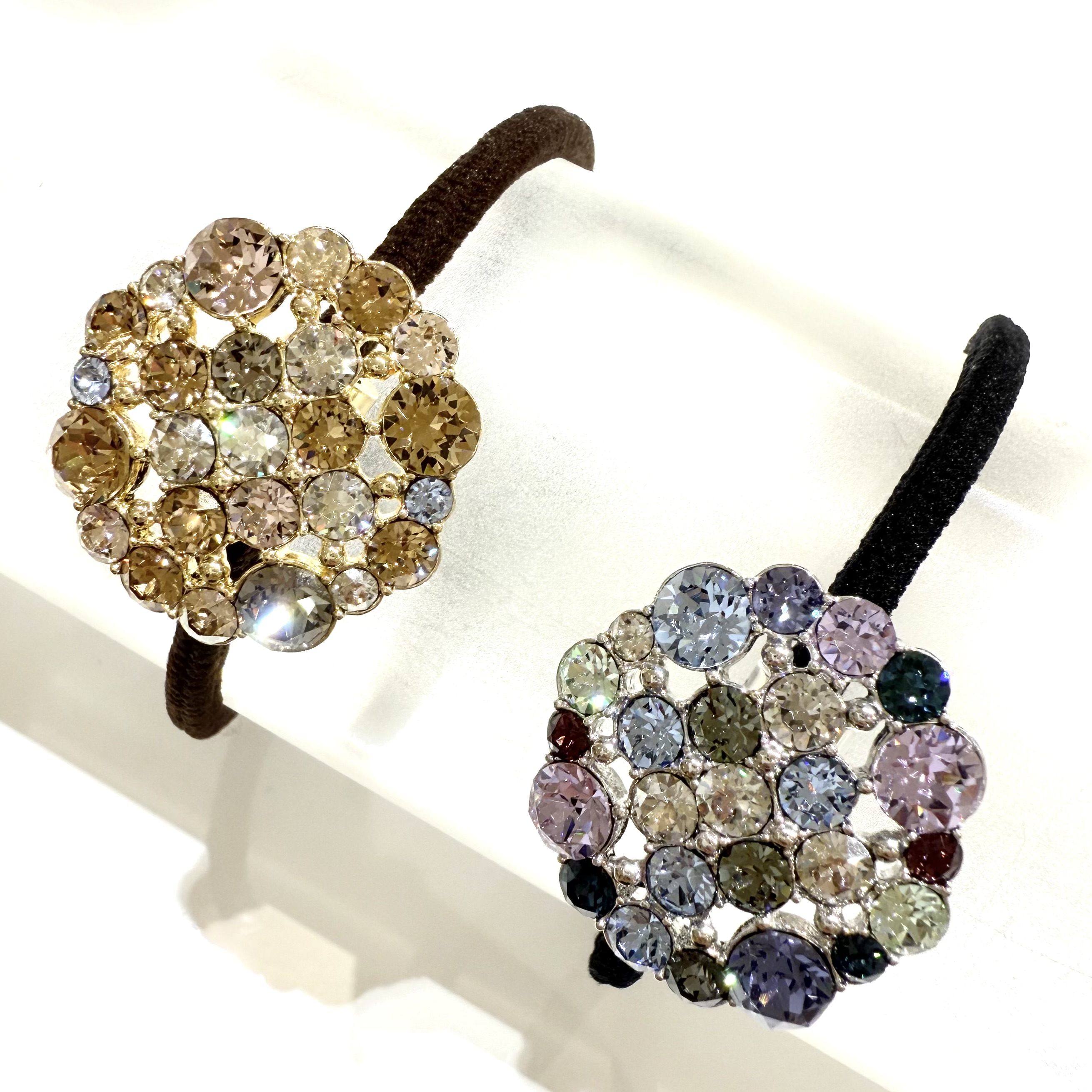 スワロフスキー・クリスタルの揺らめく輝きを毎日のヘアスタイルに