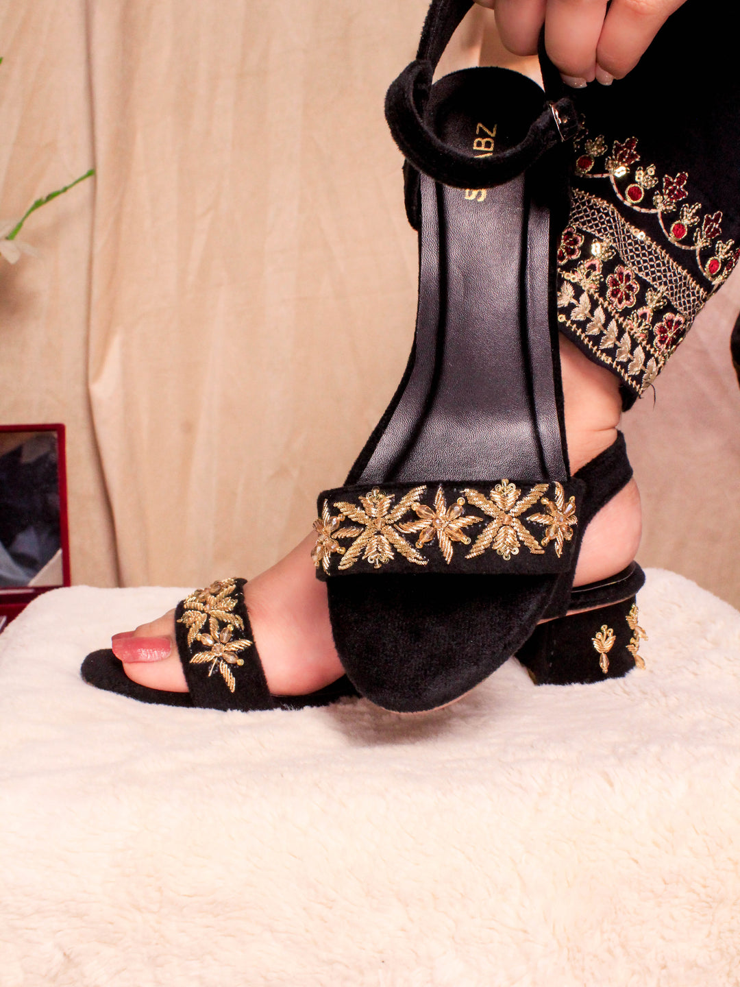 SIYAH HEEL (BLACK N GOLD) – SHABZ