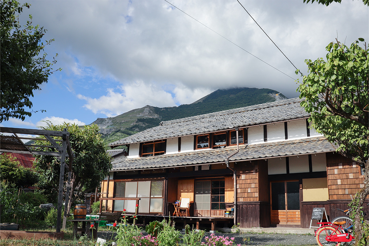 大自然に佇む築120年の古民家、ガラス工房『YANEURAglass』で四季折々