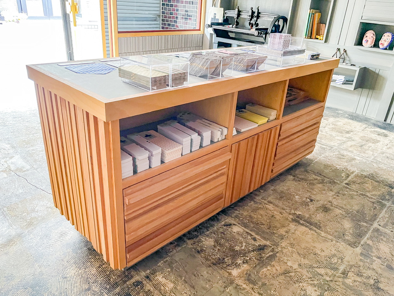 店舗什器と建具を納めたので写真撮影させて頂きました！ - 家具、店舗