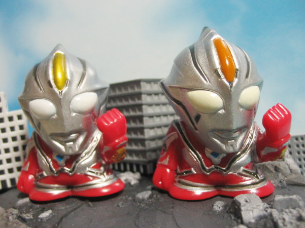 ウルトラマンメビウスインフィニティー」指人形 /画像左：劇場配布版