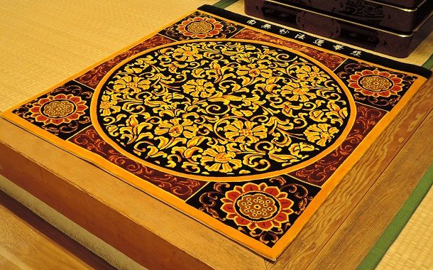 手織り絨毯の仏宝座(南無妙法蓮華経) | 福岡県宗像市の城山仏壇 城山