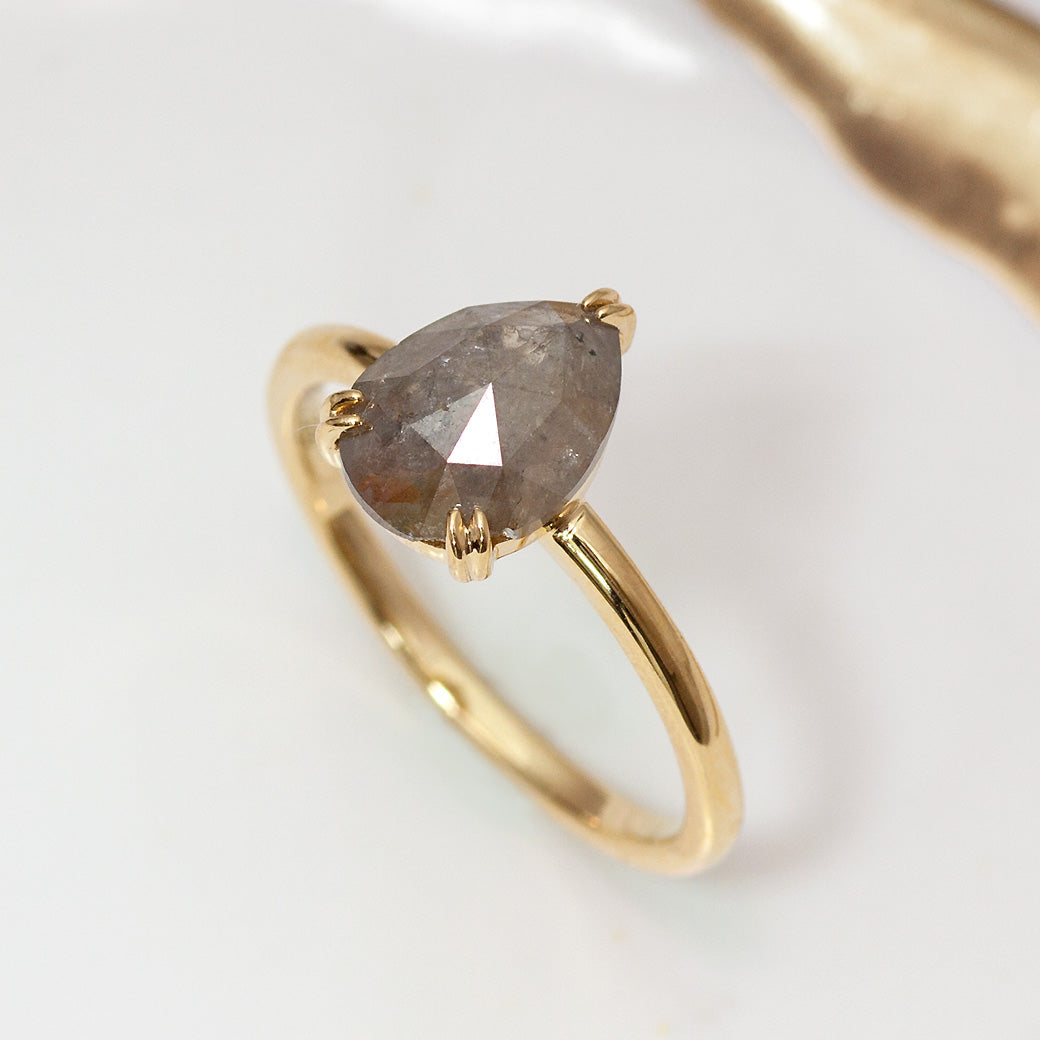 SPR0003 K18 ナチュラルブラックダイヤモンド リング ペアシェイプ