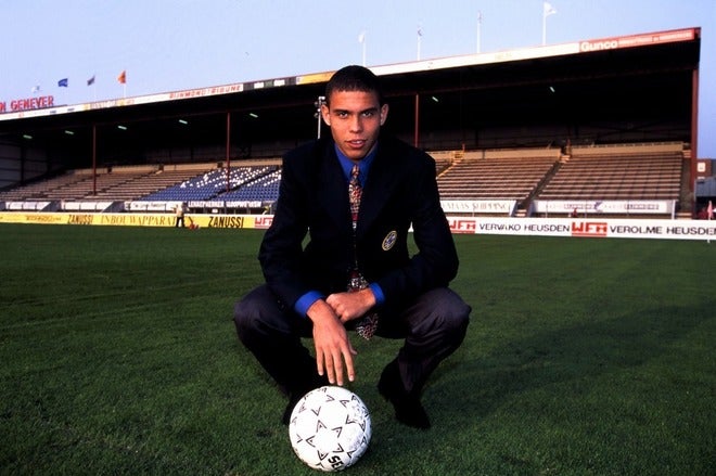 伝説の写真だ」「まだかわいいな」 PSVが公開した“怪物”ロナウドの秘蔵