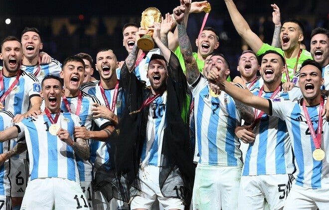 脱いだほうがいいんちゃう？」本田圭佑、“黒ガウン”メッシのトロフィー