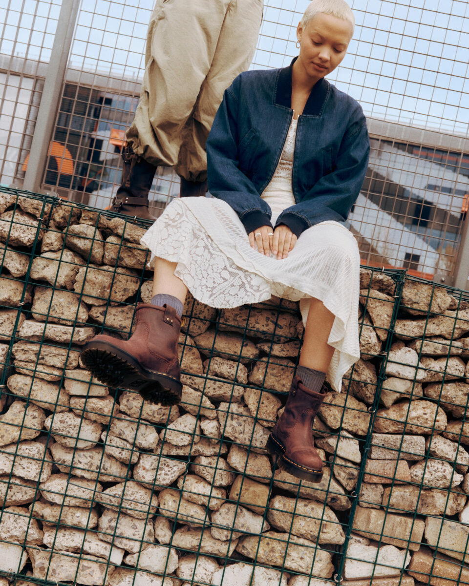 ドクターマーチンから新作のバイカーブーツ「ANISTONE (アニストン