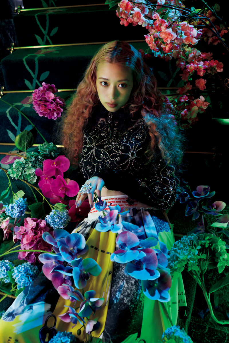 杉咲 花が表紙を飾る『装苑』2024年1月号の特集は「多才な人の多彩な