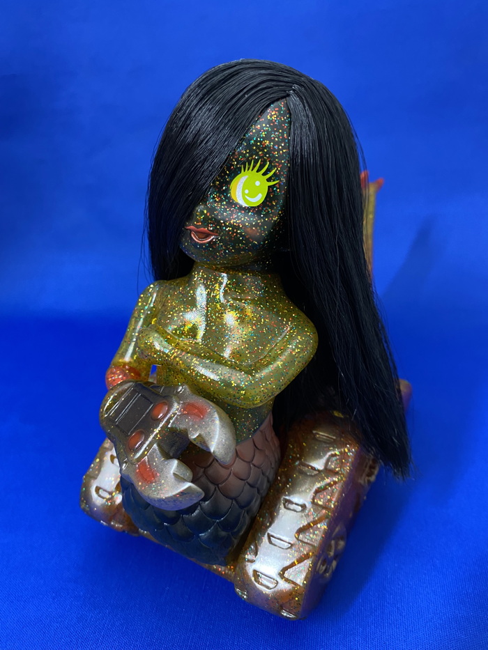 まんだらけの「人魚戦車リバン」最新作として、うめだ店限定「イエロー