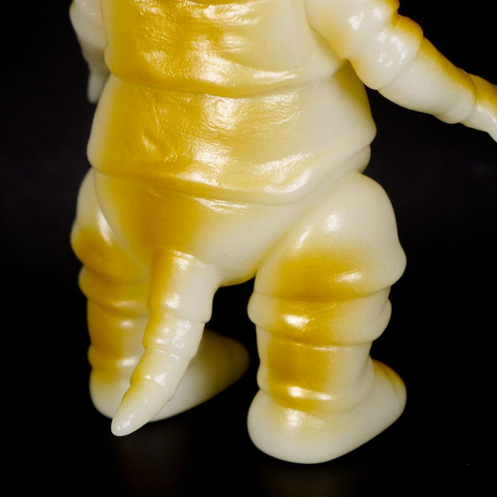 墓場の画廊にブルマァクのかわいい「リトルカネゴン」2種の「蓄光版