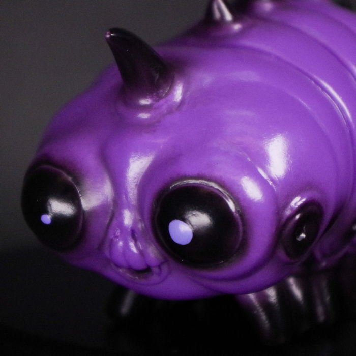 暗黒エンターテイメント製「毒虫小僧」がギャラリー＆ショップ・墓場の