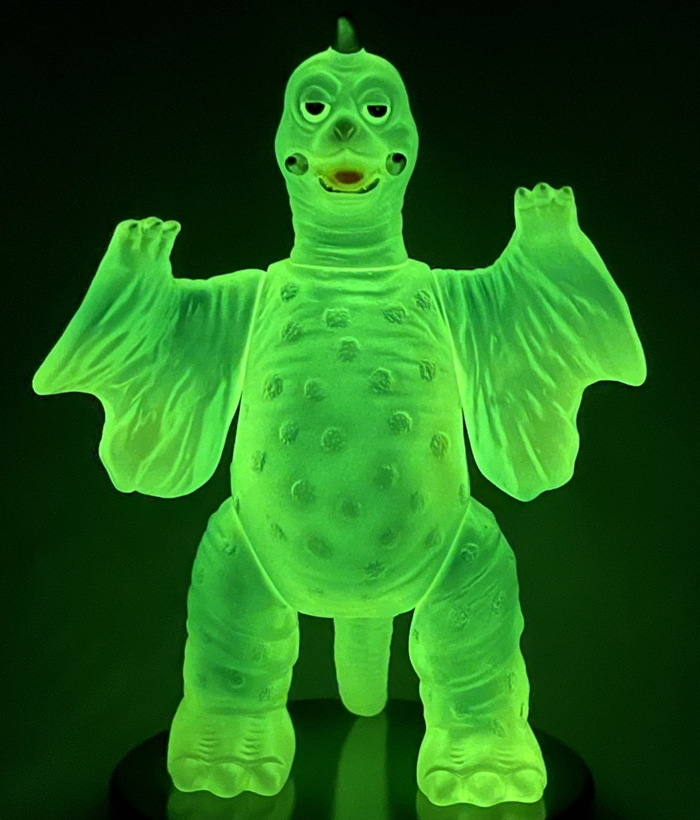 M1号からはブルマァク復刻版「ペギラ蓄光版」、そして鵜川薫さん彩色