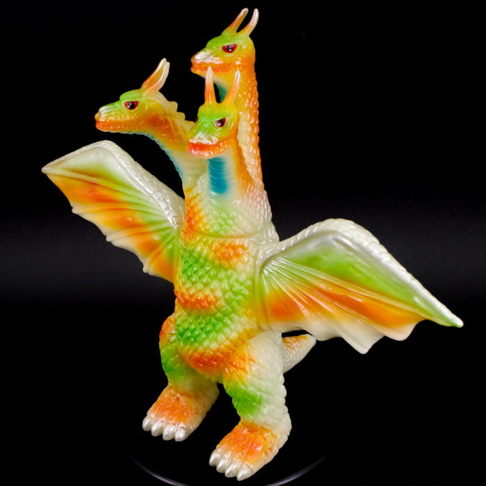 宇宙超怪獣」が光り輝く！ ブルマァクの「キングギドラ」が蓄光成型