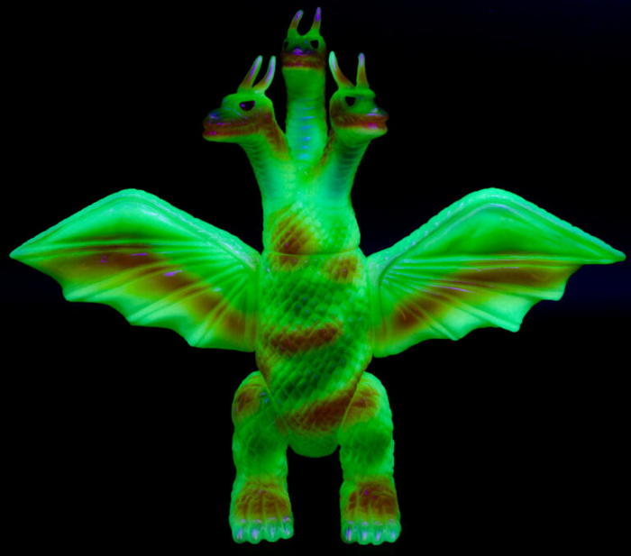 宇宙超怪獣」が光り輝く！ ブルマァクの「キングギドラ」が蓄光成型