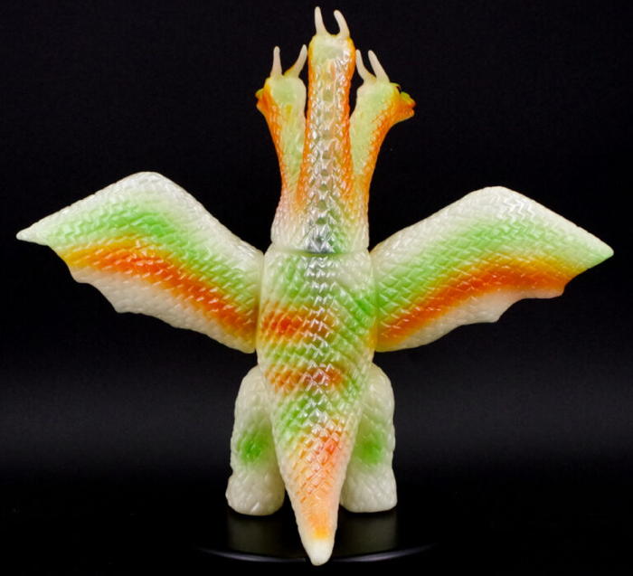 宇宙超怪獣」が光り輝く！ ブルマァクの「キングギドラ」が蓄光成型