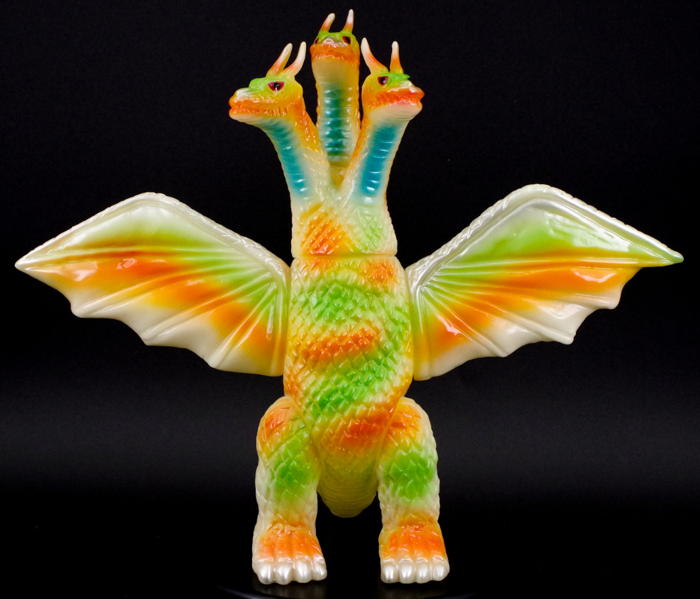 宇宙超怪獣」が光り輝く！ ブルマァクの「キングギドラ」が蓄光成型