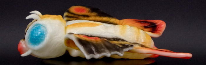 暗闇に浮かぶ巨翼の奇跡！ ブルマァクの名作「モスラ成虫」が神秘的な