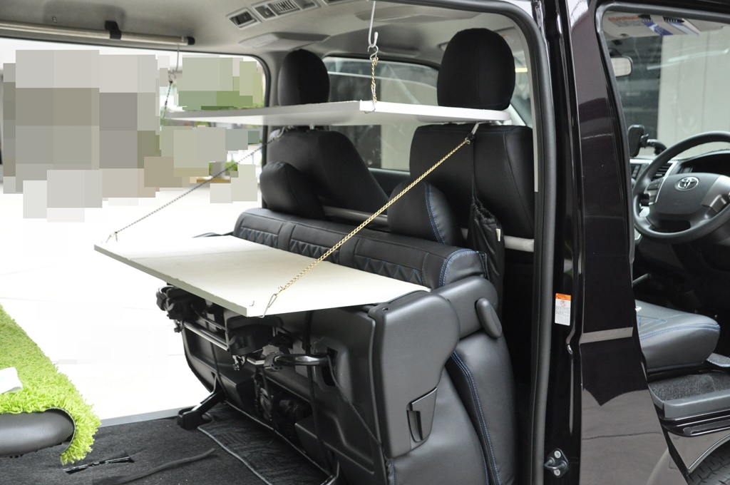 ハイエースの車中泊用に車内に2段テーブルを、DIYで取り付けました。
