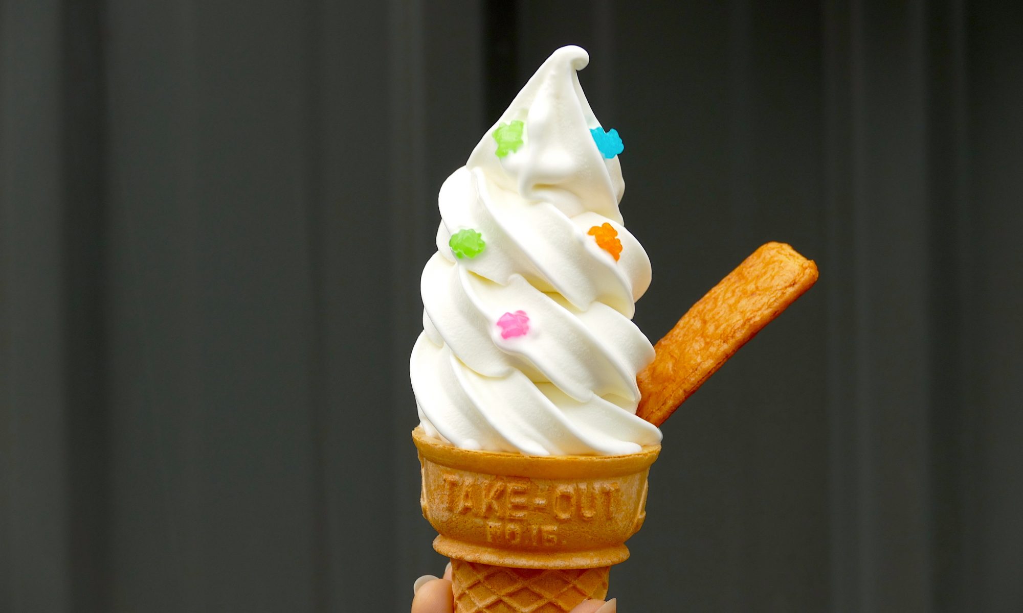 東毛酪農ミルクを使用した濃厚ソフトクリームに草加せんべいを