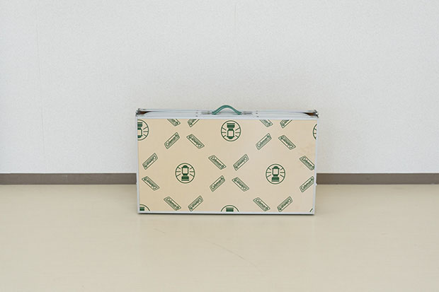 コールマン 四つ折りテーブル | チェア・テーブル |沖縄でキャンプ用品