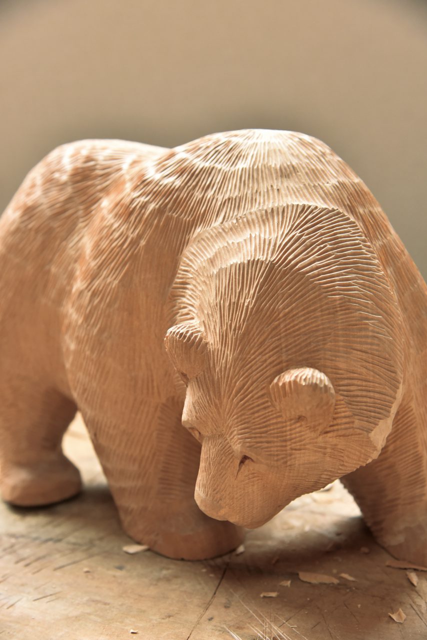 個性豊かな木彫り熊たち、先代が築いた歴史とぬくもり〈八雲町木彫り熊