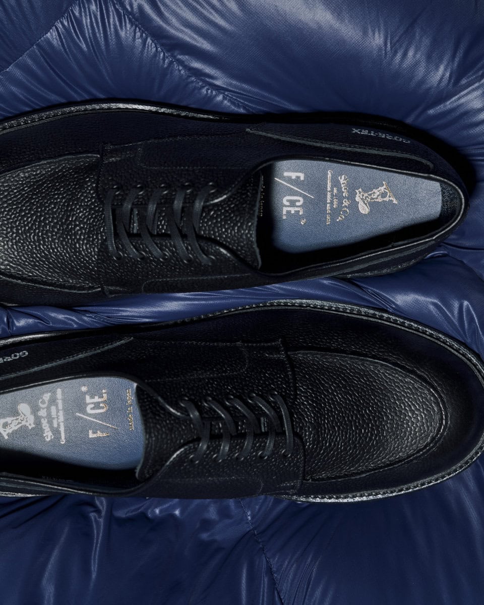 氷の上でも滑らない“最強”レザーシューズ」全天候対応のハイスペック