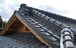 日本瓦 [にほんがわら] | 屋根修理専門のすまいるーふ