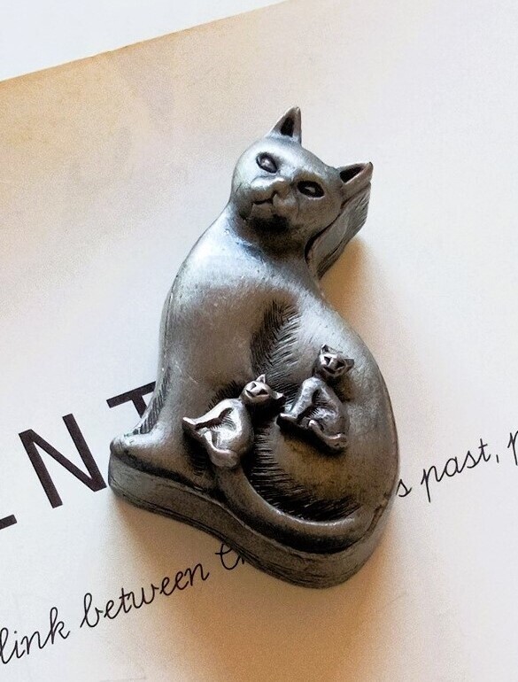 にゃんの小物入れ ピアス ブローチ ピューターのピルボックス