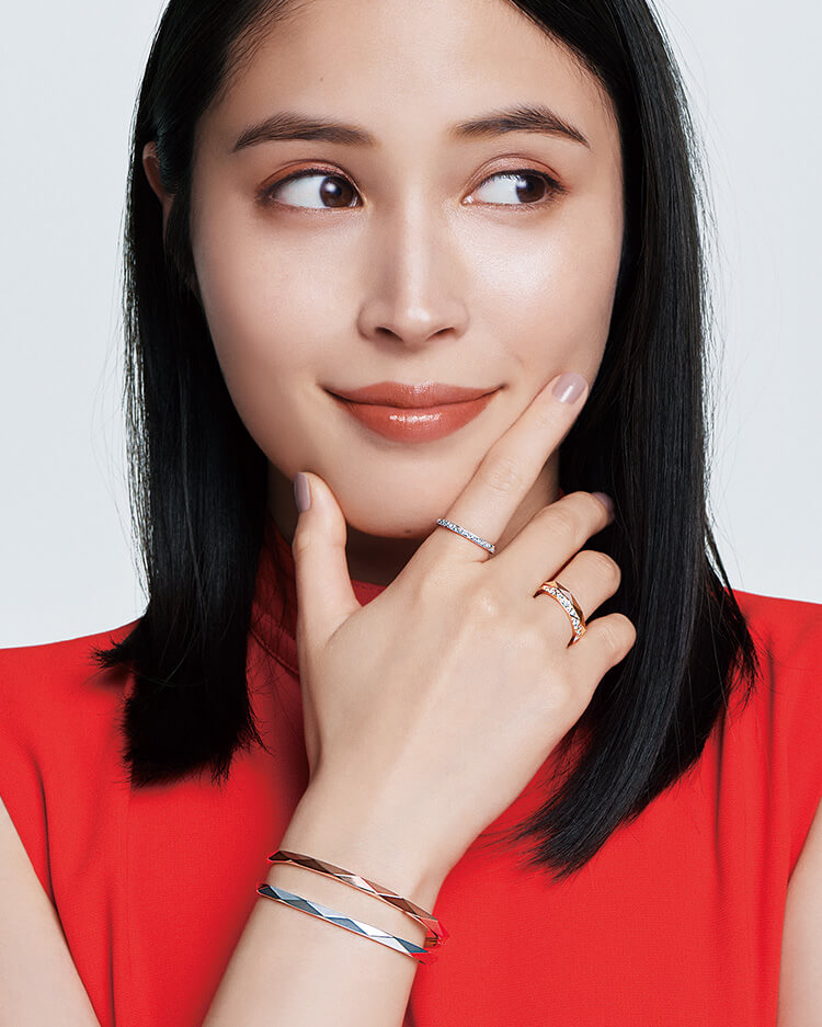 女優 広瀬アリス MEETS グラフ 私だけのレイヤード・ジュエリー