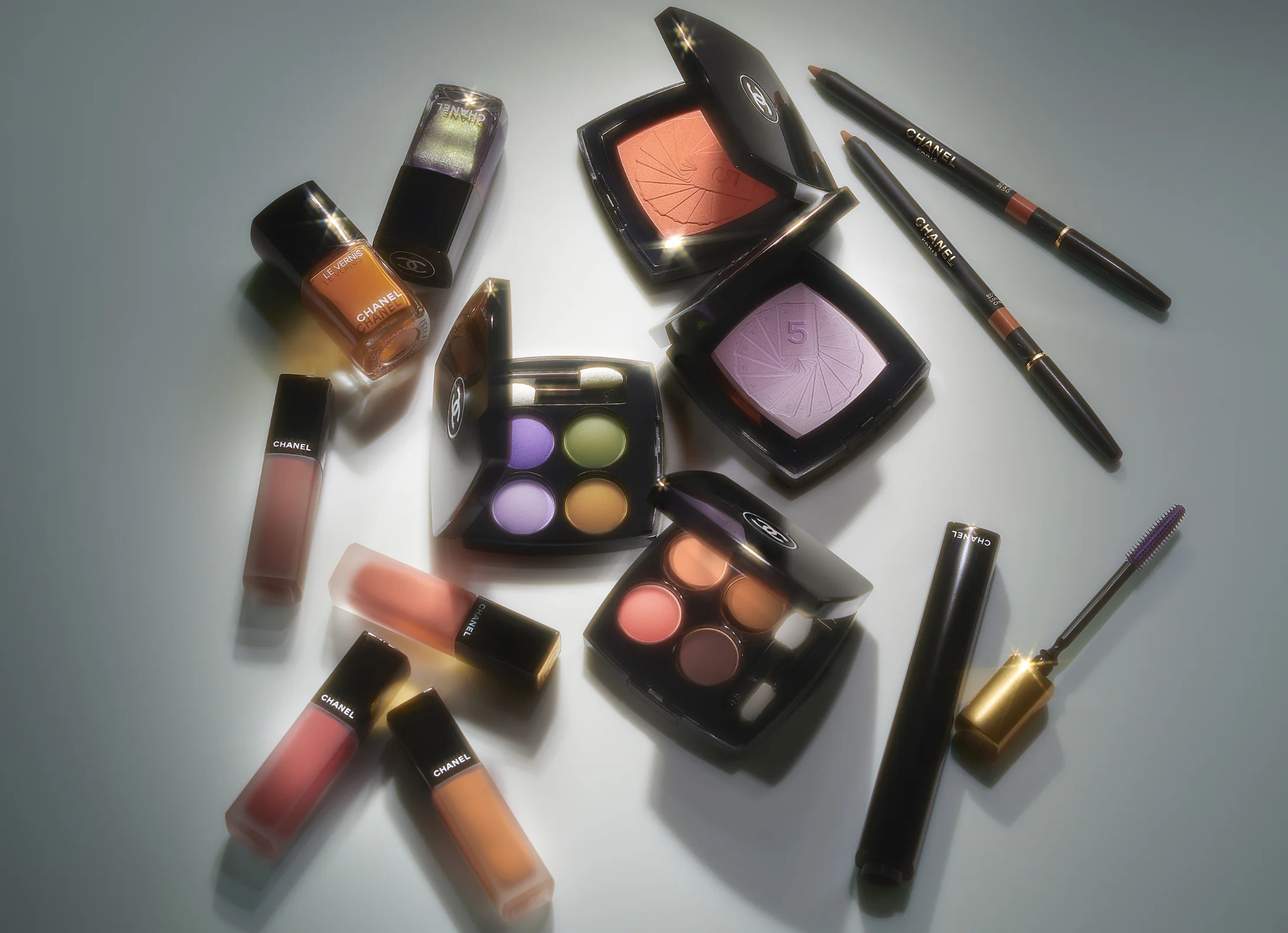 橋本愛が体感。唇に目元に。チカラを宿す「シャネル」の新シェード