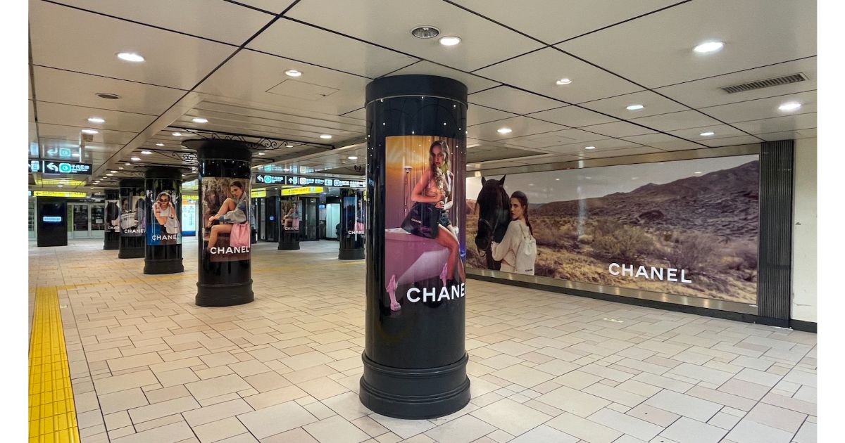 シャネル、新作バック「CHANEL 22」を発表！表参道駅の交通広告を