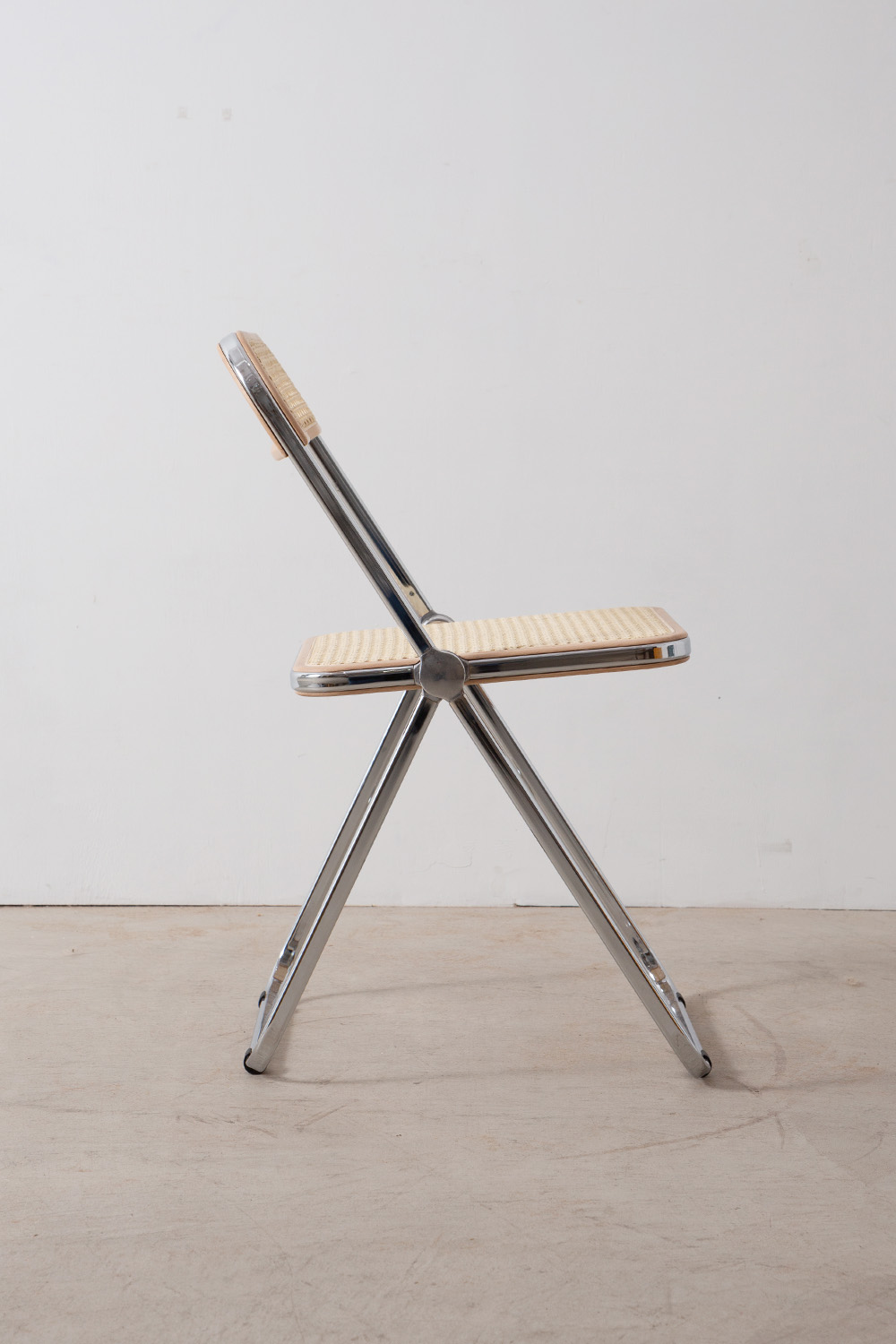 stoop | Plia Chair by Giancarlo Piretti for ANONIMA CASTELLI in