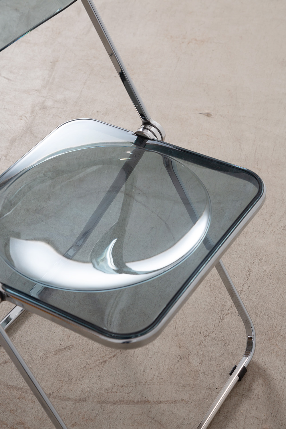 stoop | Plia Chair by Giancarlo Piretti for ANONIMA CASTELLI in