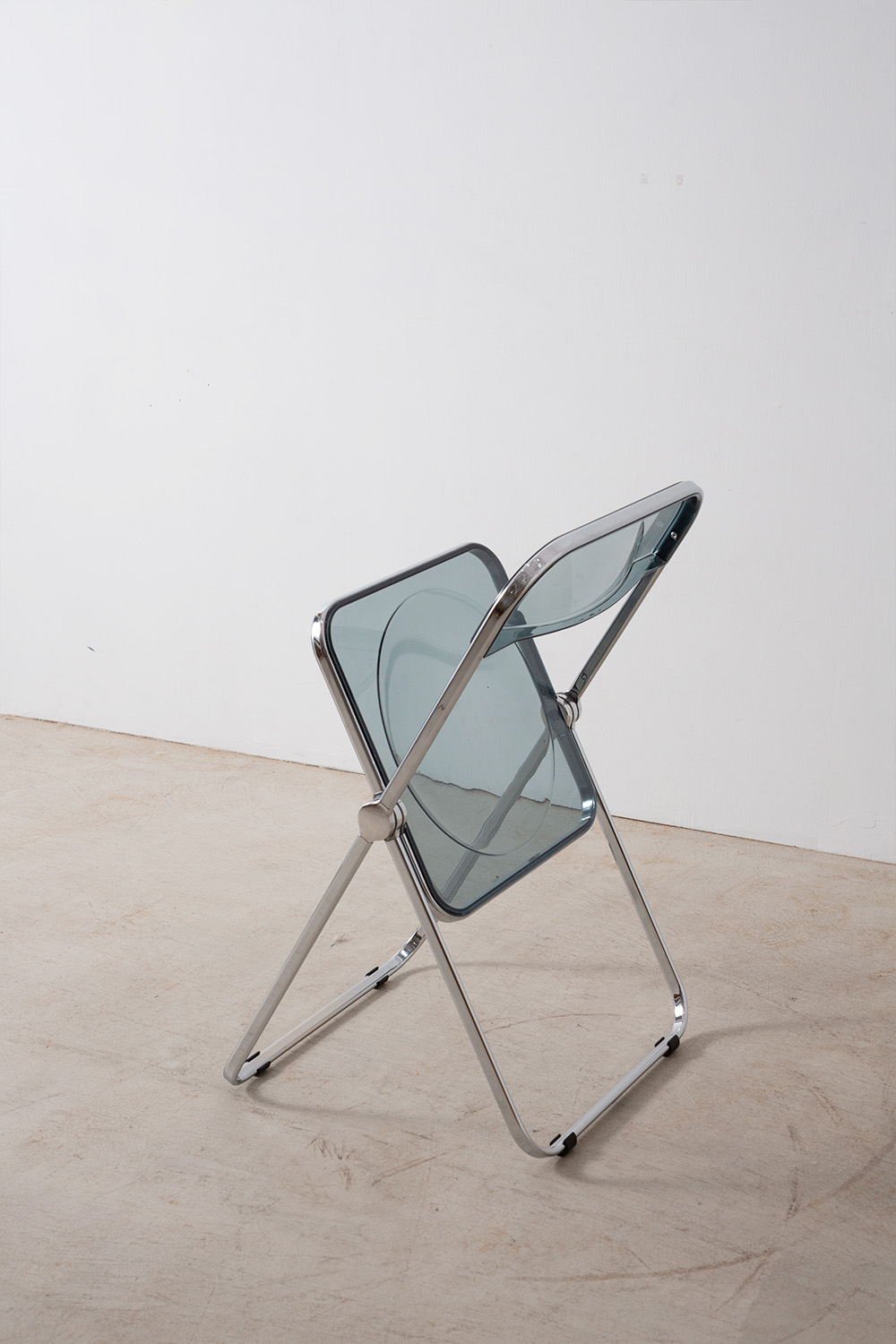 stoop | Plia Chair by Giancarlo Piretti for ANONIMA CASTELLI in
