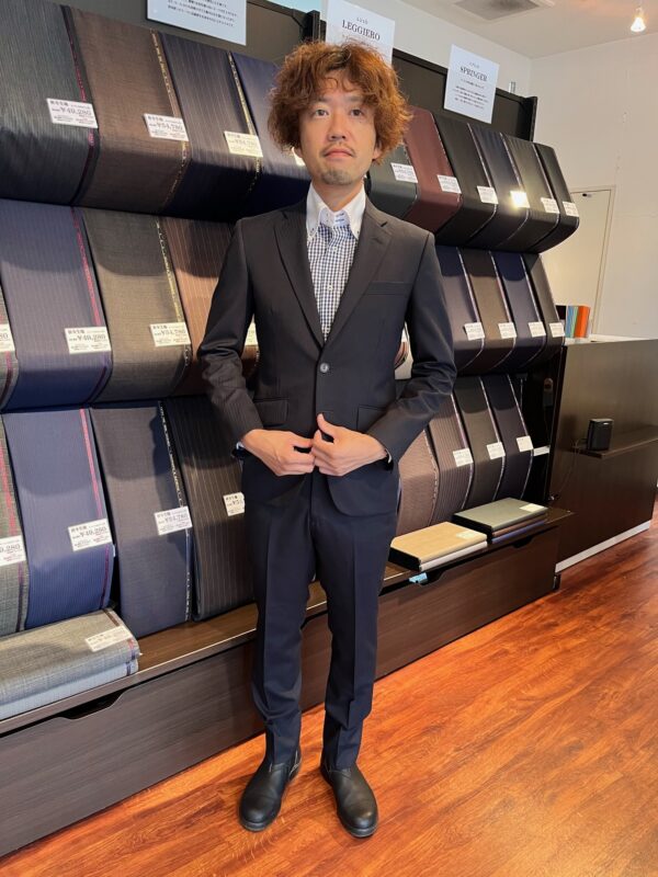 ネイビーのシャドーストライプでスリムスタイル-福島郡山店スーツ