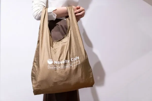 ノベルティカフェのエコバッグには、制作チームメンバーのこだわりを