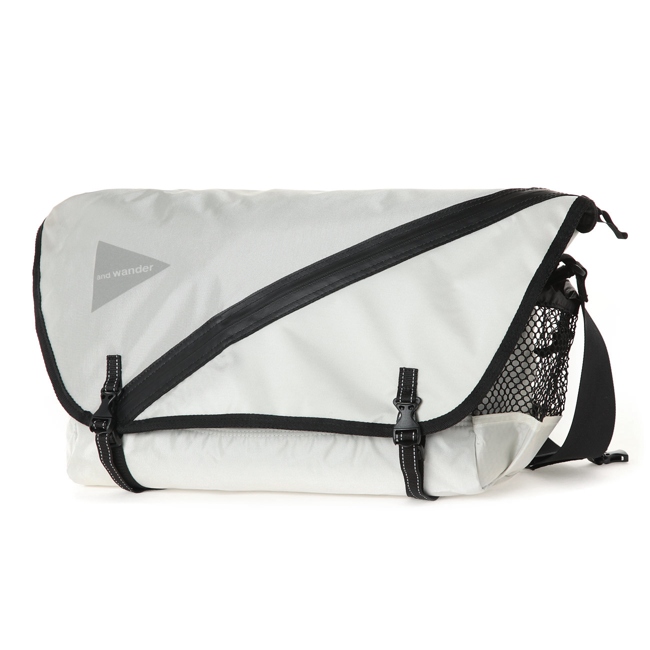 and wander / アンドワンダー | 20L messenger bag - white | 通販